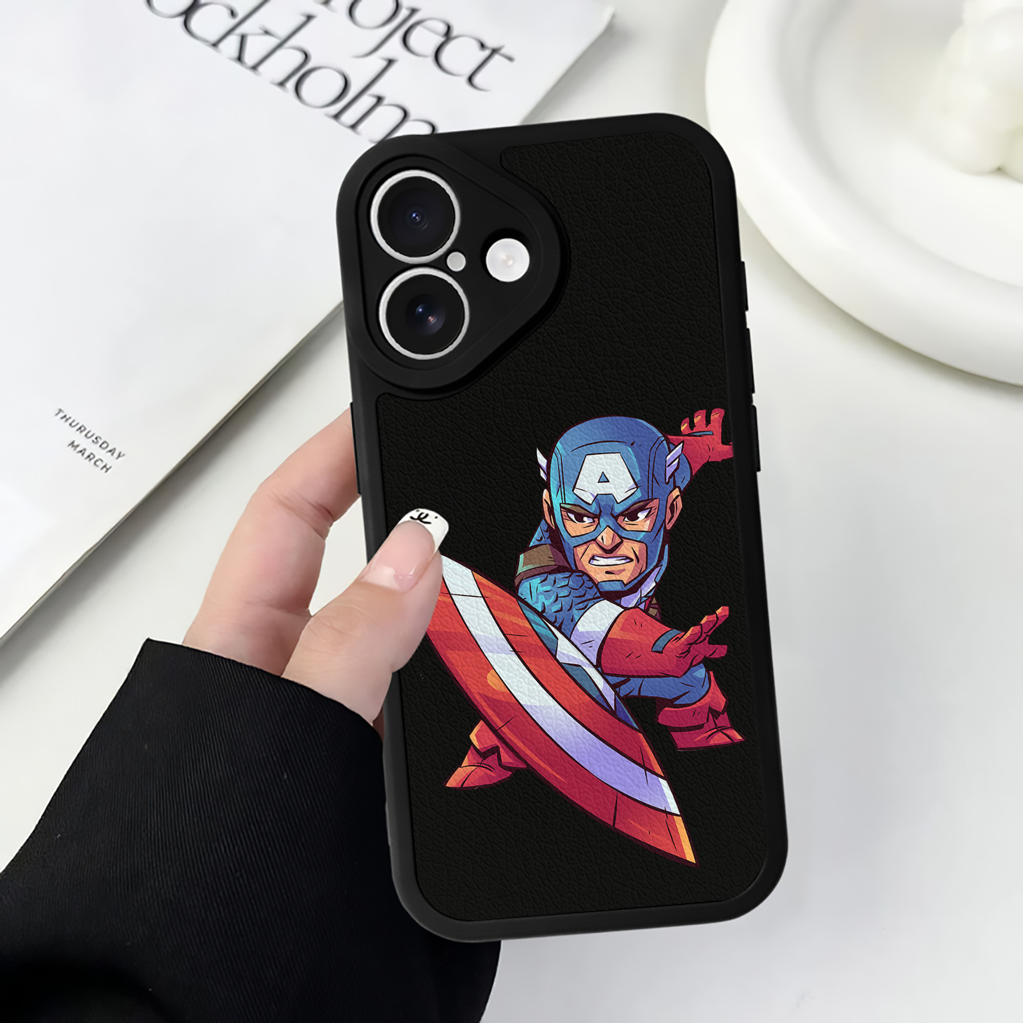 （画像用） アベンジャーズ The Avengers 【iPhone 16シリーズ対応】シリコンスマホケース（レザー調） 材質：シリコン